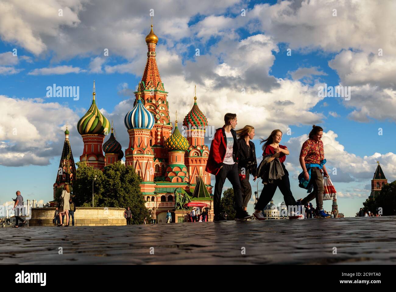 Moskau - 23. Juli 2020: Basilius-`s-Kathedrale auf dem Roten Platz in Moskau, Russland. Es ist berühmte Touristenattraktion von Moskau. Leute gehen in der Nähe der alten Saint Ba Stockfoto